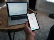 Ключевые функции платформы для опытного трейдера smartphone, hand, stocks