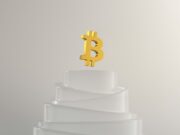 Основные правила и советы для дневного трейдинга a gold crown on a stack of white paper