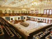 Успешные примеры блокчейна в госуправлении gray cushion chairs on white tile flooring