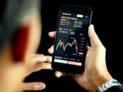 Алгоритмы и выбор платформы для трейдинга person holding black android smartphone