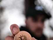 Токенизация активов — инновации в инвестициях a person holding a coin