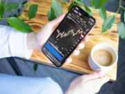 Минимальные депозиты и комиссии — ключевые моменты a person holding a cell phone in their hand