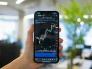 Скальпинг в криптовалюте — советы новичкам a person holding a cell phone in their hand