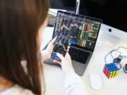 Как выбрать удобную платформу для трейдинга? a woman sitting at a desk using a laptop computer