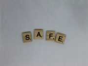 Безопасное хранение ключей — основные правила brown and black letter b letter