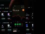 Торговля при высокой волатильности — лайфхаки и ограничения A person holding a cell phone in their hand