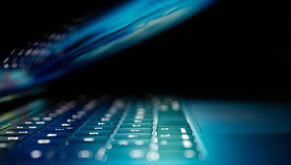 Практические рекомендации по безопасности для держателей токенов closeup photo of turned-on blue and white laptop computer