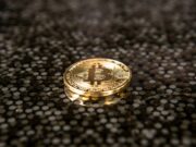 Стабильные монеты (stablecoins) — механики и системные риски gold-colored Bitcoin coin on ground