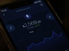 Дневной трейдинг и скальпинг — как ловить краткосрочные движения на крипторынке a cell phone displaying a price of $ 250