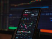 Стоп-лосс стратегии — фиксированные уровни, трейлинг и тайминг black android smartphone on brown wooden table