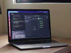 Позиционное инвестирование в криптовалютах — принципы построения a laptop computer sitting on top of a wooden desk